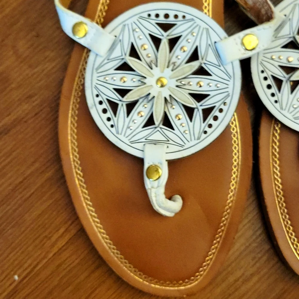 YELLOWBOX ROMONA white with gold beaded sandals slides rubber soles SZ 8 EUC… - Picture 2 of 7